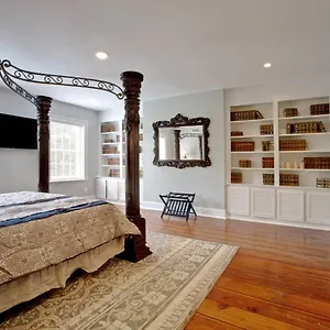 Newly Renovated 4 Bed 3 Bath And 2 Parking Spots Holiday home Savannah